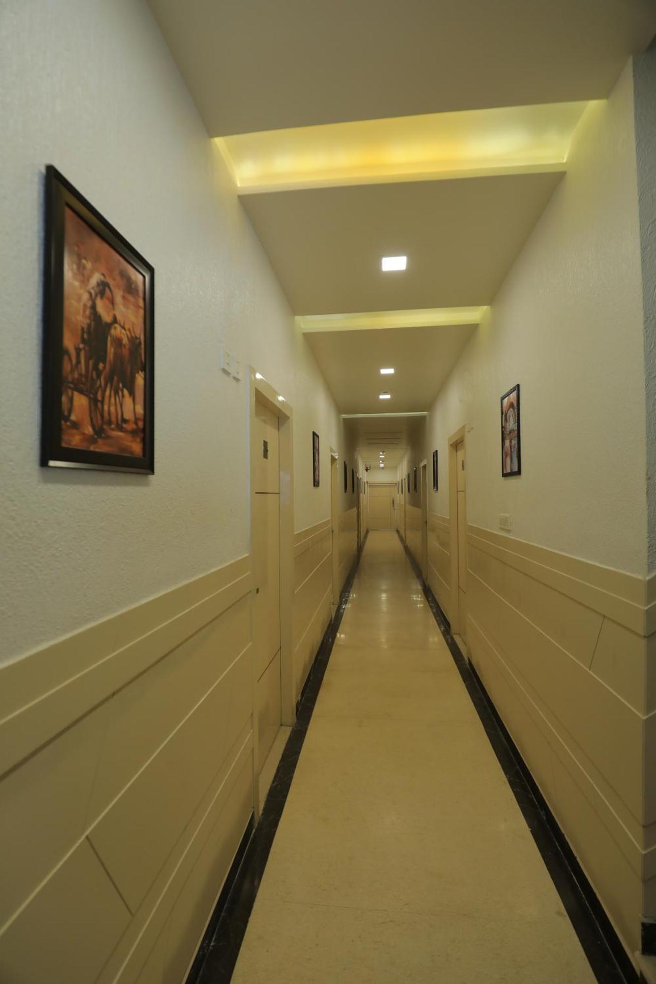 Hotel Red Carpet Tājganj 外观 照片