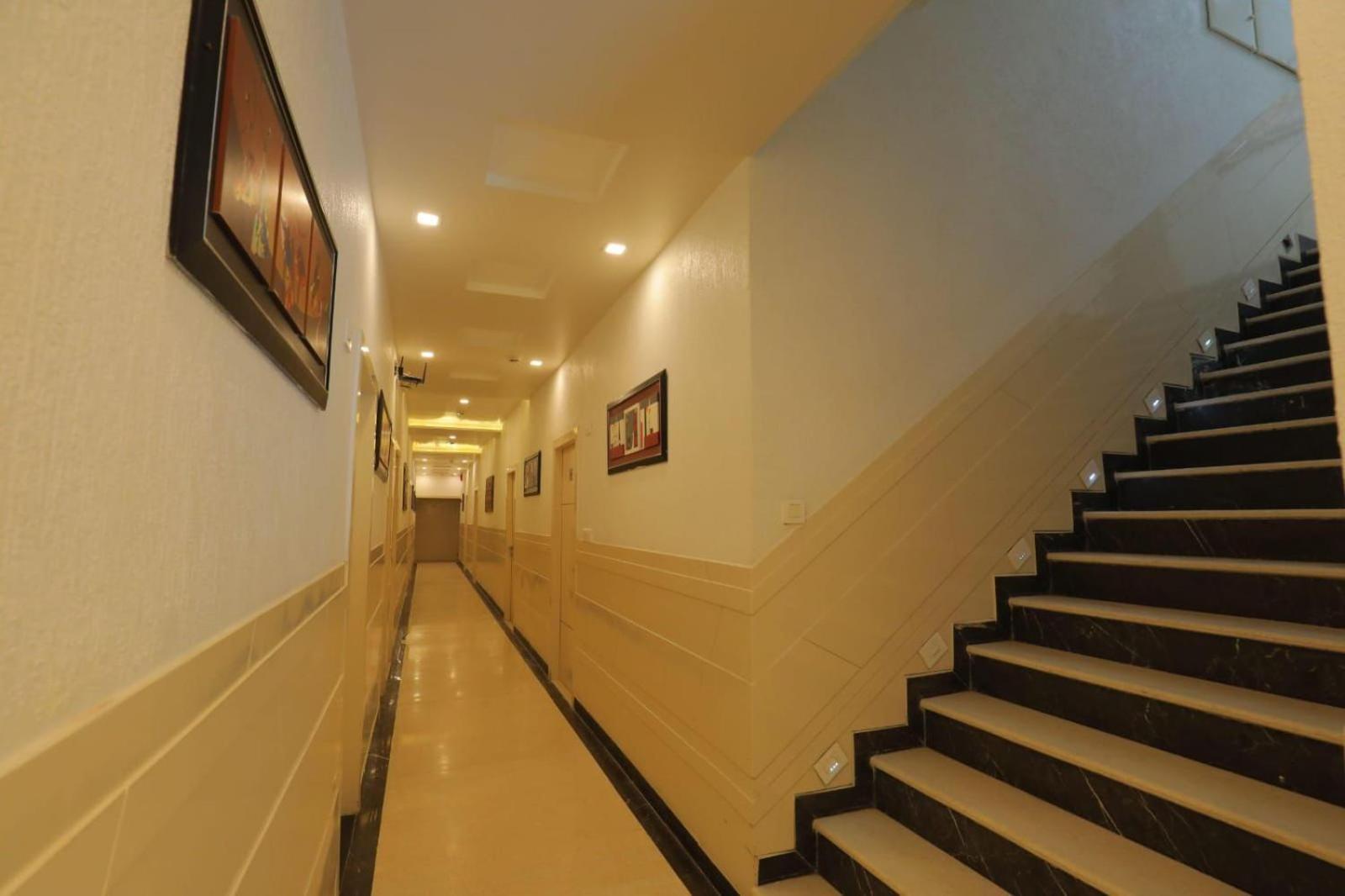Hotel Red Carpet Tājganj 外观 照片